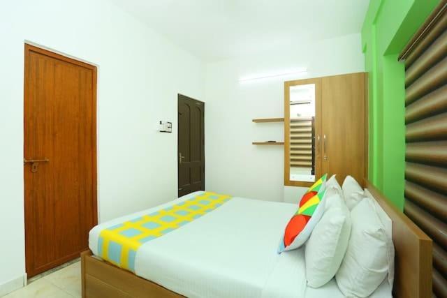 The Solo Apartments Kadavanthra Kochi Exteriör bild